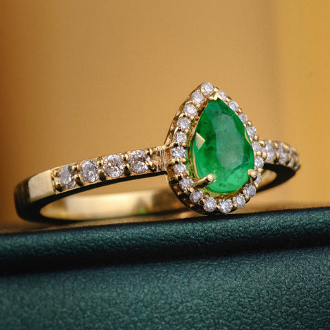 Anillo Solitario Lagrima Esmeralda y Diamantes POR FABRICACION Oro amarillo 18k / Talla 6/10 / 4,21 Gr *