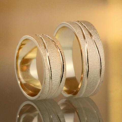 Anillo Argollas Arenado Lineas Curvas POR FABRICACION Oro amarillo 18k / Talla 7 /10 / 13,84 Gr *
