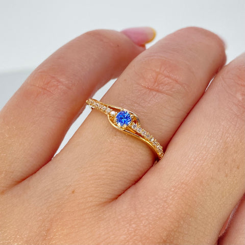 Anillo Solitario Circones Blancos Azul  Oro amarillo / Talla 7 1/4 / 1,72 Gr