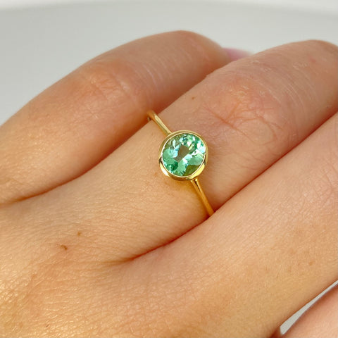 Anillo Solitario Esmeralda Circulo 70PTS Oro amarillo 18k / Talla 7 3/4 / 1,35 Gr †