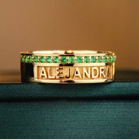 Anillo Nombre Personalizado Con Esmeraldas POR FABRICACION Oro amarillo 18k / Talla 5 /10 / 4,5 Gr *