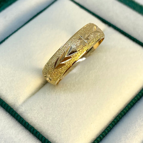 Anillo Argolla Destellos Fondo Diamantado Oro amarillo 18k / Talla 8 1/4 / 1,88 Gr *