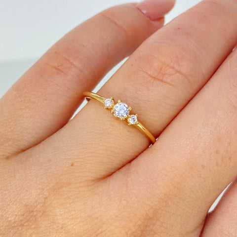 Anillo Tres Circones Blancos Oro amarillo / Talla 7 1/2 / 1,37 Gr †