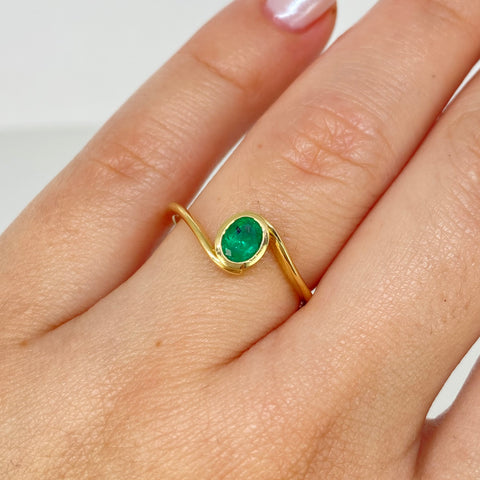 Anillo Solitario Ovaldo Esmeralda 0.5CT Oro amarillo 18k / Talla 6 3/4 / 2 Gr *