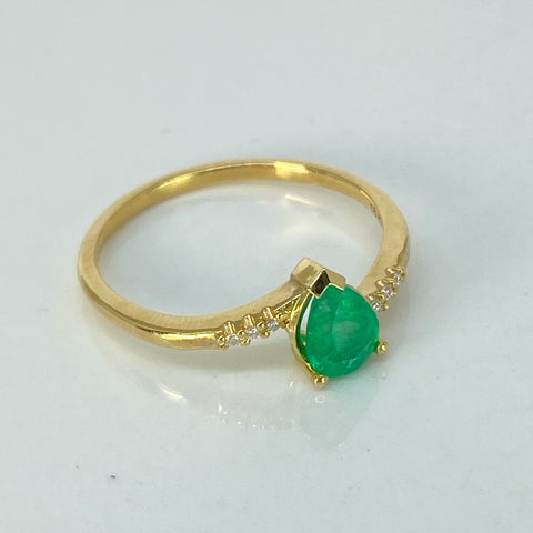 Anillo Solitario 95PTS Esmeralda / 6PTS Diamantes / Oro amarillo 18k / Talla 6 1/2 / 1,8 Gr †