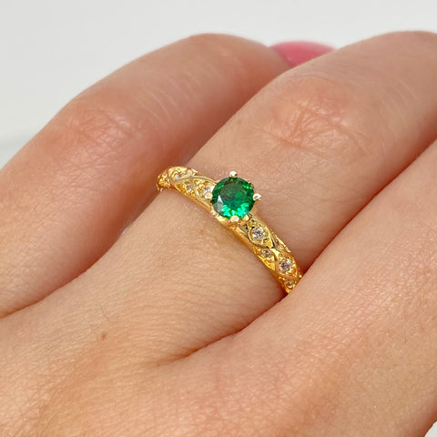 Anillo Solitario Circon Verde Y Blancos Cruzado Oro amarillo 18k / Talla 6 / 1,96 Gr