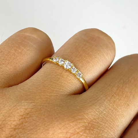 Anillo Circones Blancos Oro amarillo 18k / Talla 6 3/4 / 1,34 Gr †