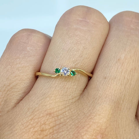 Anillo Solitario Circon Blanco Y Verdes Oro amarillo 18k / Talla 6 1/2 / 1,86 Gr †