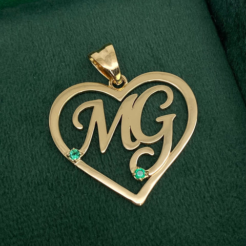 Dije Corazon Iniciales Con Esmeraldas POR FABRICACION Oro amarillo 18k 5,99 Gr / 3,5 Cm *