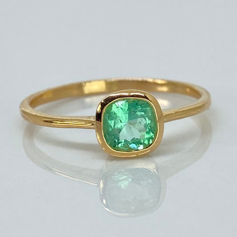 Anillo Solitario Esmeralda Circulo 110PTS Oro amarillo 18k / Talla 6 3/4 / 1,8 Gr