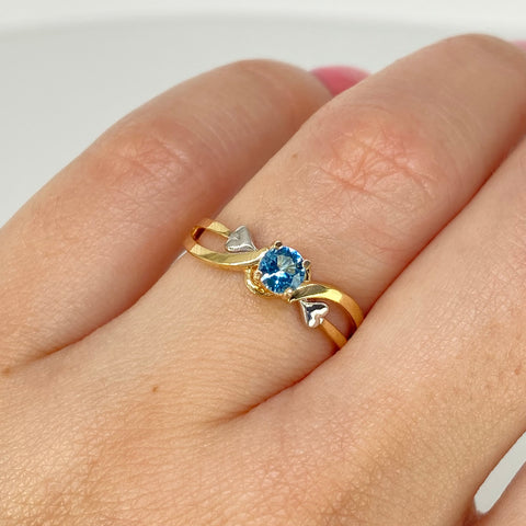 Anillo Solitario Entrelazado Circones Azul Cielo Y Blancos Oro amarillo y Oro blanco 18k / Talla 6 1/4 / 2,07 Gr *
