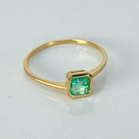 Anillo Solitario Esmeralda Cuadrado 60Pts  Oro amarillo 18k / Talla 7 1/2 / 1,31 Gr †