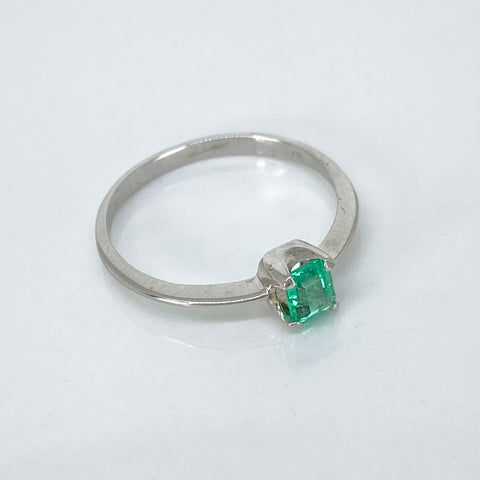 Anillo Solitario Esmeralda 0.4CT Oro blanco 18k / Talla 6 1/2 / 1,6 Gr *