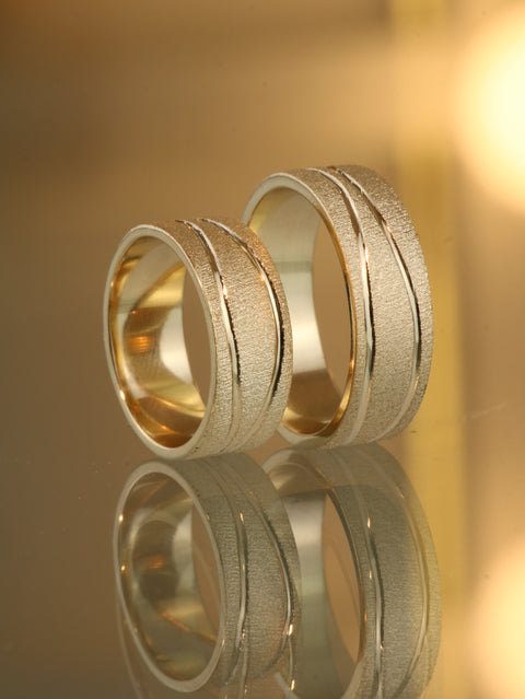 Anillo Argollas Arenado Lineas Curvas POR FABRICACION Oro amarillo 18k / Talla 7 /10 / 13,84 Gr *