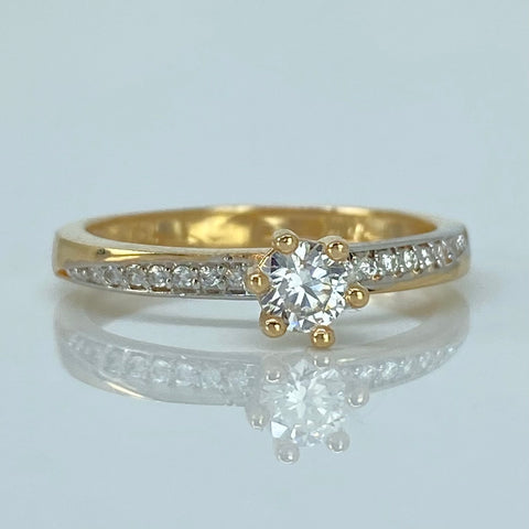 Anillo Solitario Circones Blancos Lineal Oro amarillo 18k / Talla 6 3/4 / 2,33 Gr †