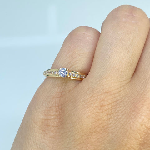 Anillo Circones Blancos Oro amarillo 18k / Talla 5 3/4 / 1,82 Gr *