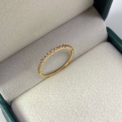 Anillo Circones Blancos Oro amarillo 18k / Talla 7 1/4 / 1,16 Gr †