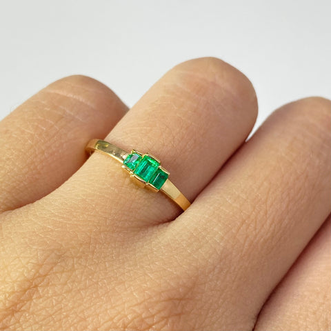 Anillo Carré Esmeraldas / 32 Pts De Esmeraldas  Oro amarillo 18k / Talla 6 1/2 / 2 Gr †