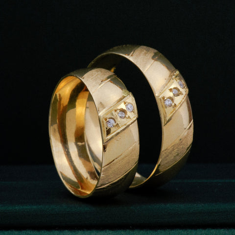 Anillo Argollas Circones Blancos Diagonal  POR FABRICACIÓN Oro amarillo 18k / Talla 7 / 11 Gr *