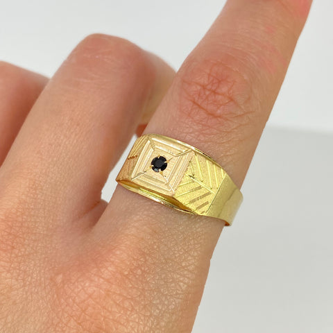 Anillo Sello Cuadrado Rayado Circón Negro  Oro amarillo 18k / Talla 11 1/2 / 3,08 Gr †