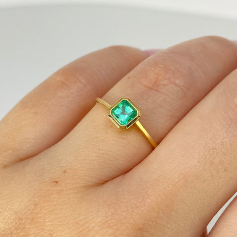 Anillo Solitario Esmeralda Cuadrado 60Pts  Oro amarillo 18k / Talla 7 1/2 / 1,31 Gr †