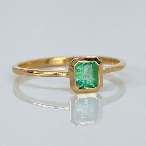 Anillo Solitario Esmeralda Cuadrada 48PTS Oro amarillo 18k / Talla 6 1/2 / 1,65 Gr *