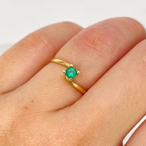 Anillo Solitario Esmeralda 30PTS Oro amarillo 18k / Talla 5 1/4 / 1,15 Gr *