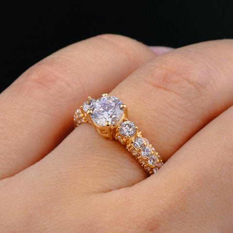 Anillo Solitario Con Circones POR FABRICACION Oro amarillo 18k / Talla 5/10 / 4,1 Gr *