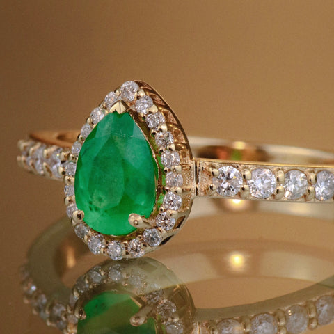 Anillo Solitario Lagrima Esmeralda y Diamantes POR FABRICACION Oro amarillo 18k / Talla 6/10 / 4,21 Gr *