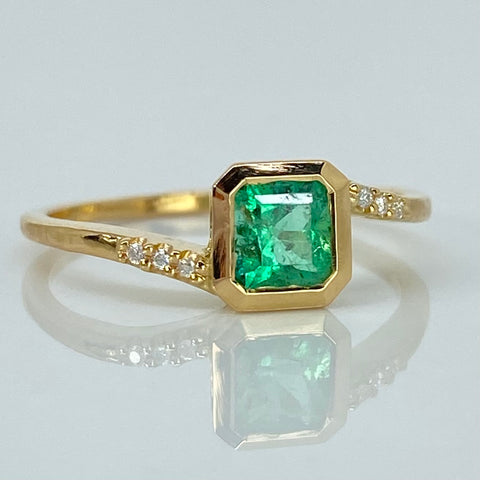 Anillo Solitario Esmeralda 80PTS Diamantes 6PTS Oro amarillo 18k / Talla 6 / 2,05 Gr *