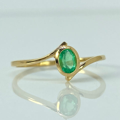 Anillo Solitario Esmeralda Ovalado 30Pts Oro amarillo 18k / Talla 7 1/2 / 1,5 Gr †