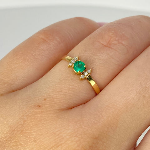 Anillo Solitario 30PTS Esmeralda / 6PTS Diamantes / Oro amarillo 18k / Talla 6 / 1,15 Gr †