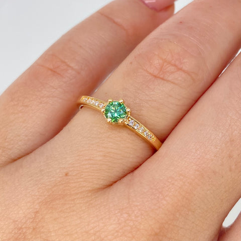 Anillo Solitario Churumbela Circones Blancos Oro amarillo / Talla 7 1/4 / 1,93 Gr †