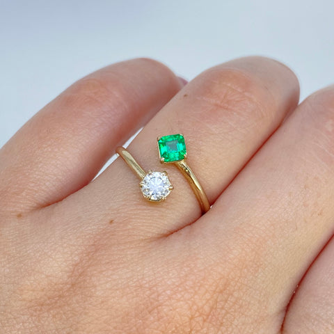 Anillo Tu y Yo / 30 Pts Diamante / 23 Pts Esmeralda Oro amarillo 18k / Talla 6 / 1,81 Gr *