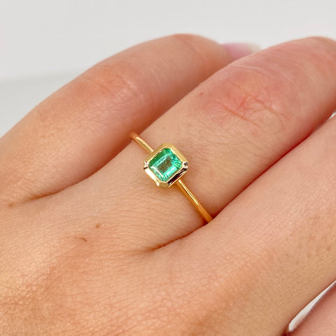 Anillo Solitario Esmeralda Cuadrada 48PTS Oro amarillo 18k / Talla 6 1/2 / 1,65 Gr *