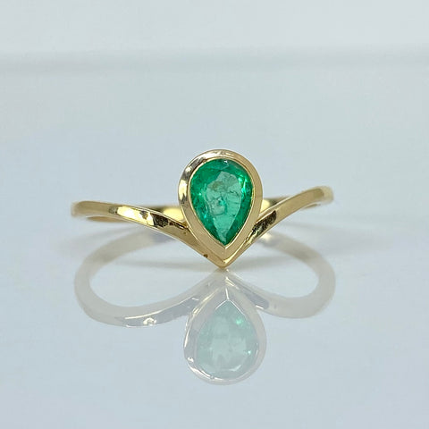 Anillo Solitario Lagrima Esmeralda 0.48CT  Oro amarillo 18k / Talla 6 3/4 / 1,9 Gr *