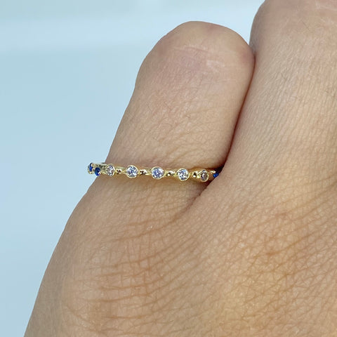 Anillo Circulo Circones Blancos Y Azules Oscuros Oro amarillo 18k / Talla 5 1/2 / 1,10 Gr *