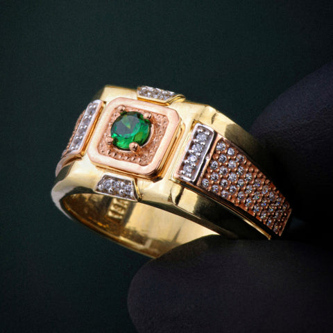 Anillo Cuadro Circon Verde Central Y Circones Blancos Tres oros 18k / Talla 10 1/4 / 8,60 Gr †