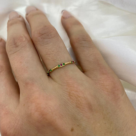 Anillo Circones Verdes Y Fucsias / Talla 7 1/2 Oro amarillo 18k 0,82 Gr