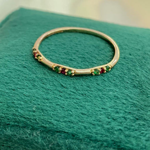 Anillo Circones Verdes Y Fucsias / Talla 7 1/2 Oro amarillo 18k 0,82 Gr