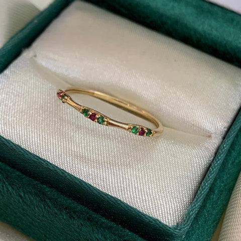 Anillo Circones Verdes Y Fucsias / Talla 7 1/2 Oro amarillo 18k 0,82 Gr