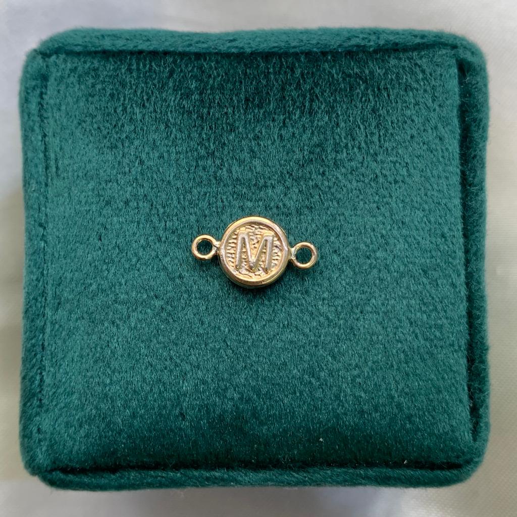 Herraje Letra M Oro amarillo 18k 0,36 Gr / 1,5 Cm * – Tres Cruces Oro 18K