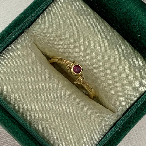 Anillo Circon Fucsia Oro amarillo 18k / Talla 7 / 2,2 Gr