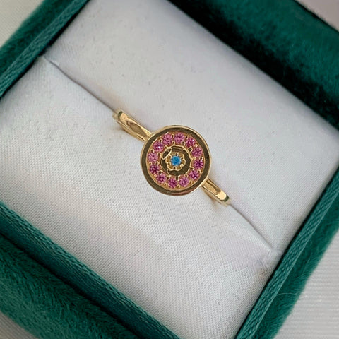 Anillo Circulo Centro Circon Azul Borde Circones Morados  Oro amarillo 18k / Talla 7 1/4 / 1,67 Gr *