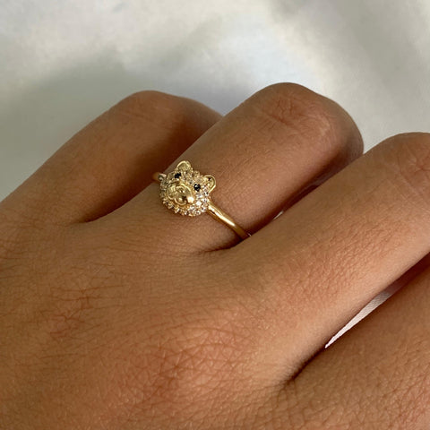 Anillo Cara Oso Circones Blancos Y Negros Oro amarillo 18k / Talla 7 / 1,77 Gr