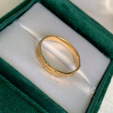 Anillo Ajedrez  Liso / Diamantado Oro amarillo 18k / Talla 6 3/4 / 1,98 Gr *