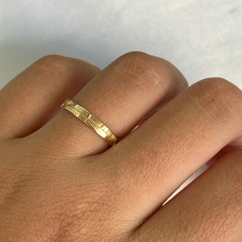 Anillo Ajedrez  Liso / Diamantado Oro amarillo 18k / Talla 6 3/4 / 1,98 Gr *