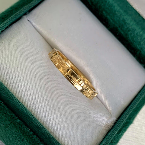 Anillo Ajedrez  Liso / Diamantado Oro amarillo 18k / Talla 6 3/4 / 1,98 Gr *