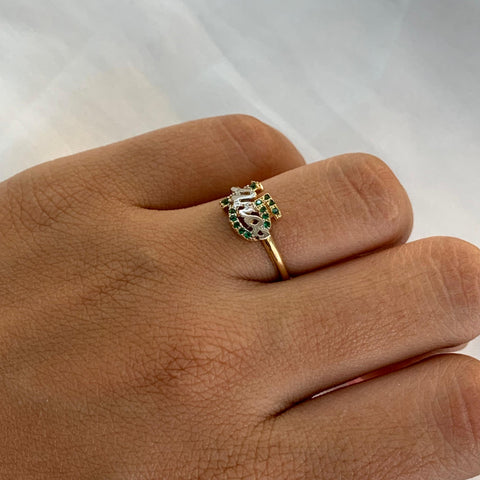 Anillo 15 Años Con Circon Verdes Oro amarillo y Oro blanco 18k / Talla 5 1/2 / 1,78 Gr