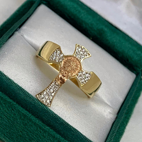 Anillo Cruz  Rostro Cristo Con Circones Blancos Oro amarillo y Oro rosa 18k / Talla 9 / 5,45 Gr